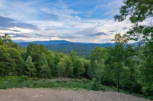 3065 Summit Trails Dr, Sevierville, TN, 37862-7877 | Card Image