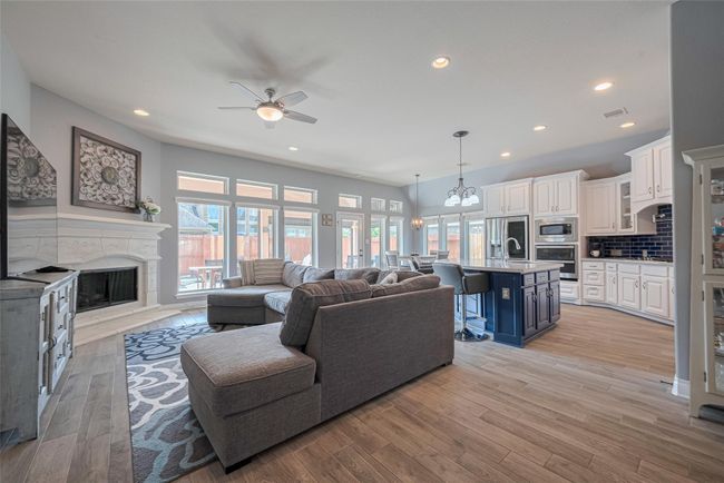 Open concept floor plan has the living, kitchen and breakfast area flowing seamlessly into one another. | Image 12