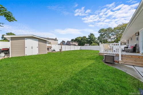 133 Floyd St, Brentwood, NY, 11717-2643 | Card Image