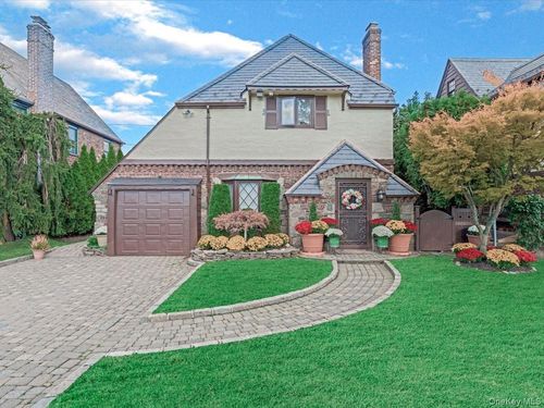 16 Kenilworth Rd, Mineola, NY, 11501-4621 | Card Image