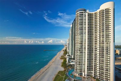 3305 - 17201 Collins Ave, Condo with 3 bedrooms, 3 bathrooms and null parking in Sunny Isles Beach FL | Image 1