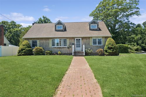 52 Center St, Ronkonkoma, NY, 11779-4556 | Card Image