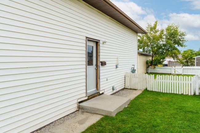 2005 &amp; 2007 25 Avenue, Home with 3 bedrooms, 1 bathrooms and 4 parking in Bowden AB | Image 2