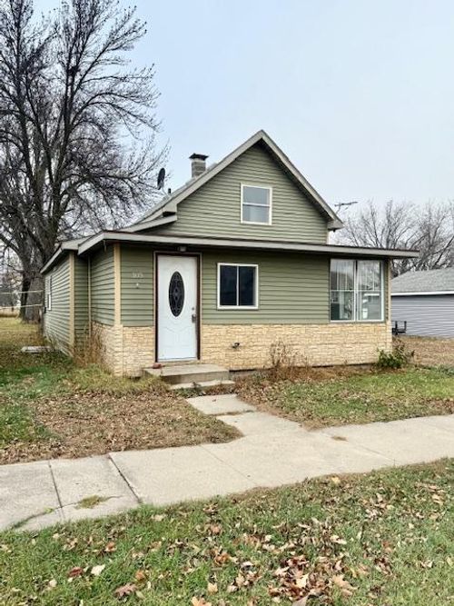 105 S Lake St, Belview, MN, 56214-4021 | Card Image