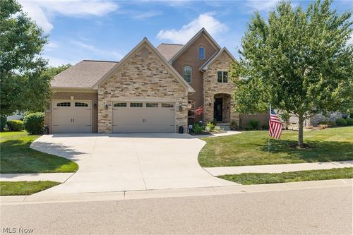1136 Laurel Green Dr Ne, North Canton, OH, 44720-9814 | Card Image