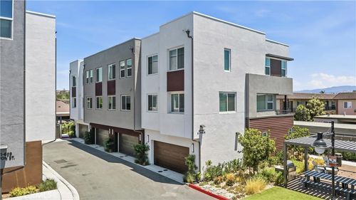 633 S Lyon St, Santa Ana, CA, 92701-6301 | Card Image