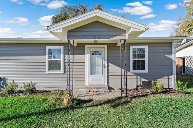 915 E Hanna St, House other with 3 bedrooms, 2 bathrooms and 2 parking in Calvert TX | Image 8