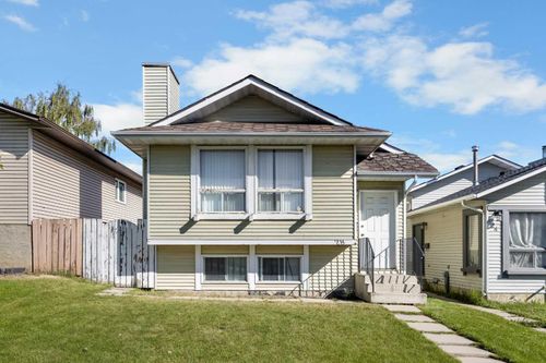 28 Sandstone Hill Nw, Calgary, AB, T3K2W7 | Card Image
