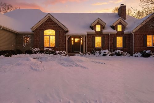 601 N Thornbush Cir, Hartland, WI, 53029-8648 | Card Image