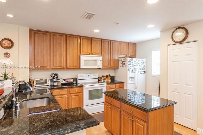 611 - 611 Sw 1 St Ter, Townhouse with 3 bedrooms, 4 bathrooms and null parking in Pompano Beach FL | Image 6