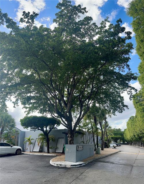 6442 Milk Wagon Ln, Miami Lakes, FL, 33014-6085 | Card Image