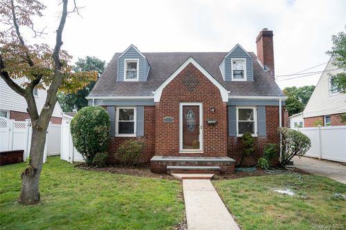 586 Stratford Road, Hempstead, NY, 11510 | Card Image