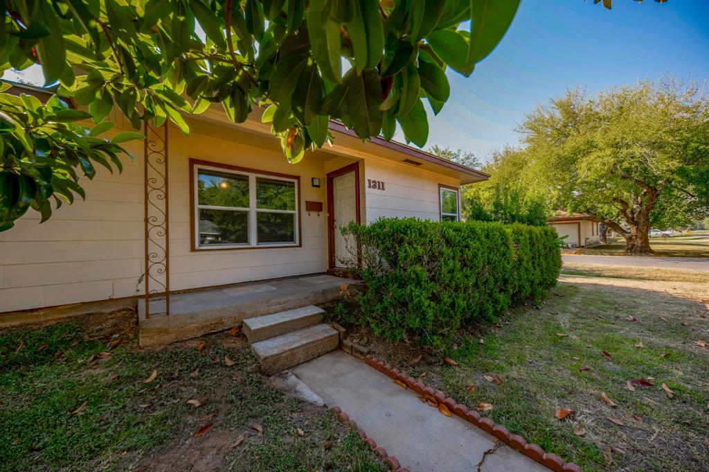 Heights St, El Campo, TX 77437