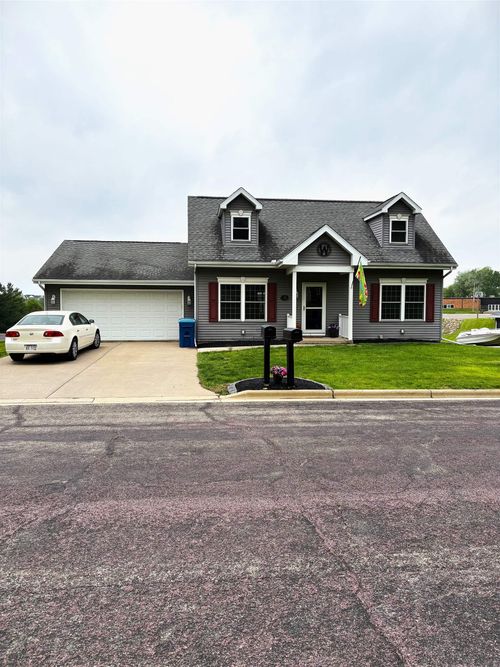 135 S Van Buren Street, BENTON, WI, 53803 | Card Image