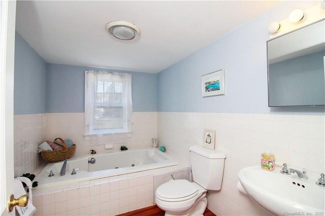 Upstairs Full Bathroom | Image 16
