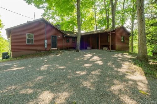 11 Trail Of The Hemlocks, Putnam Valley, NY, 10579-1420 | Card Image