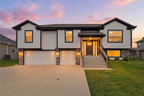 802 Wright St, Pleasant Hill, MO, 64080-1504 | Card Image