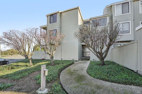 2 Lakeview Court, Novato, CA, 94947 | Card Image