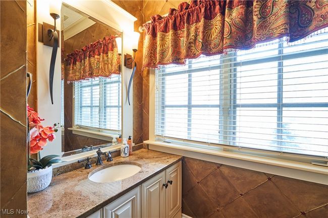 Guest bath off the hall | Image 14