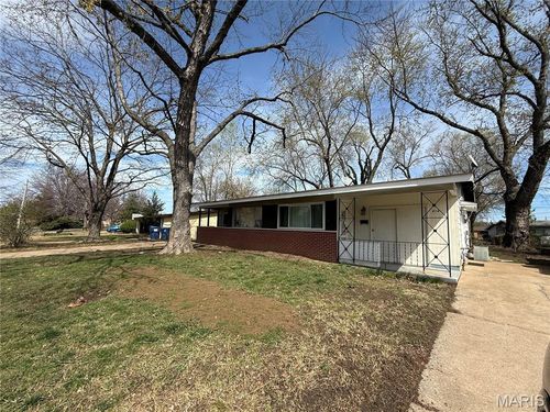810 Loyola Drive, Florissant, MO, 63031 | Card Image