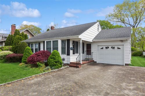 276 Fishel Ave, Riverhead, NY, 11901-4728 | Card Image