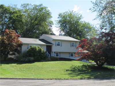 Tri-level home featuring a front yard | Image 1