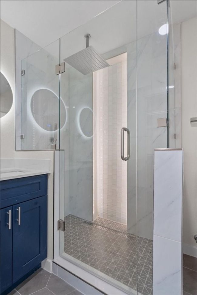 Walk-In Shower With Water-Proof Light Up Feature | Image 6