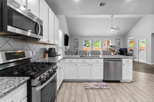 20906 Cypress Overlook Trl, House other with 5 bedrooms, 3 bathrooms and 2 parking in Humble TX | Image 8