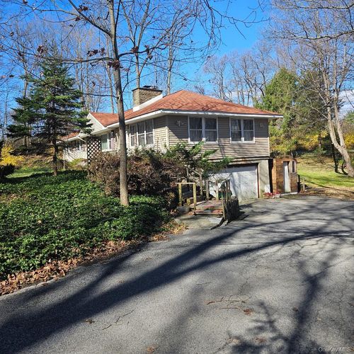41 Wildwood Dr, Poughkeepsie, NY, 12603-5826 | Card Image