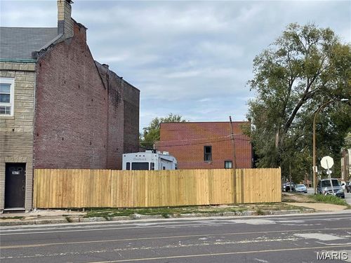3673 S Broadway, Saint Louis, MO, 63118 | Card Image