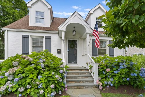 98 Cambridge St, Fairfield, CT, 06824-6906 | Card Image
