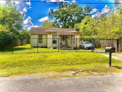 7522 Weyburn Street, Houston, TX, 77028 | Card Image