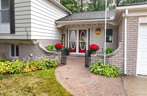 2880 Wareing Dr, Lake Orion, MI, 48360-1656 | Card Image