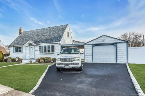 247 Knollwood Ln, Seaford, NY, 11783-1026 | Card Image