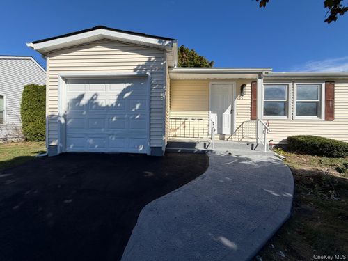 1 Limetree Dr, Manorville, NY, 11949-3118 | Card Image