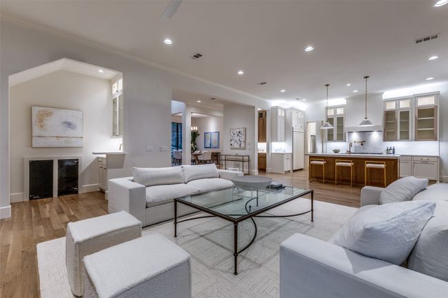Living Area with Wet Bar | Image 12