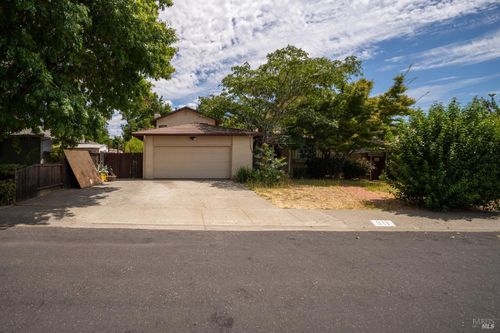 811 Azalea Way, Vacaville, CA, 95688-6901 | Card Image