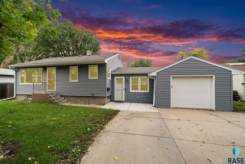 112 E 41st St Street, Sioux Falls, SD, 57105 | Card Image
