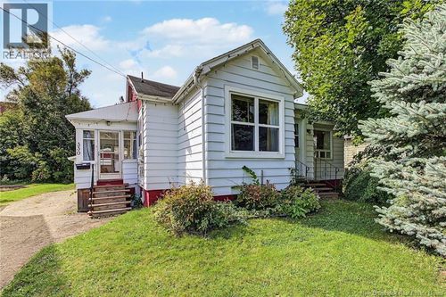 330 Dundonald St, House with 2 bedrooms, 1 bathrooms and null parking in Fredericton NB | Card Image