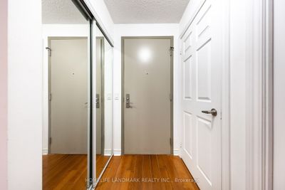 303 - 763 Bay St, Condo with 1 bedrooms, 2 bathrooms and 1 parking in Toronto ON | Image 2