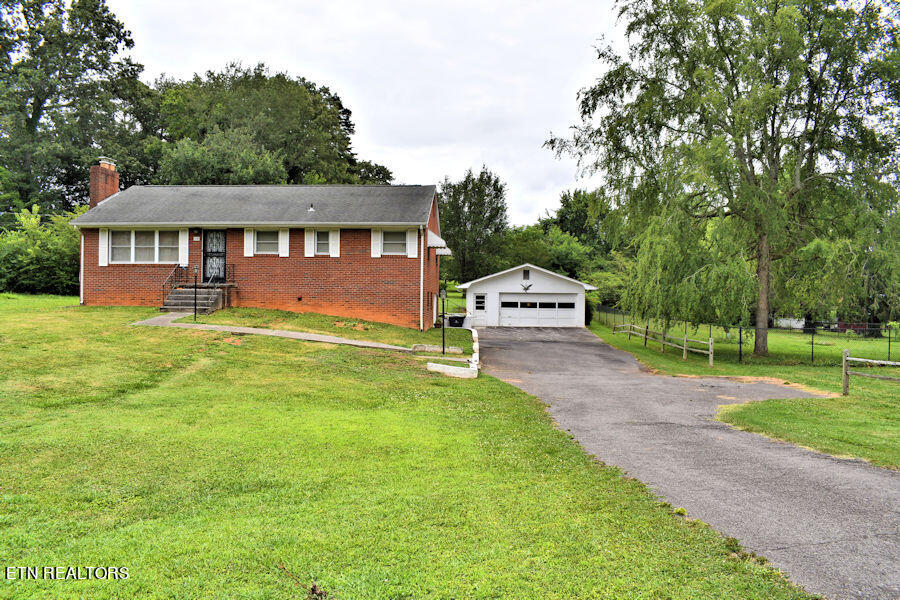 Victor Dr, Knoxville, TN 37912