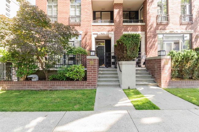 2273 W 12 Th Avenue, Townhouse with 2 bedrooms, 2 bathrooms and 2 parking in Vancouver BC | Image 1