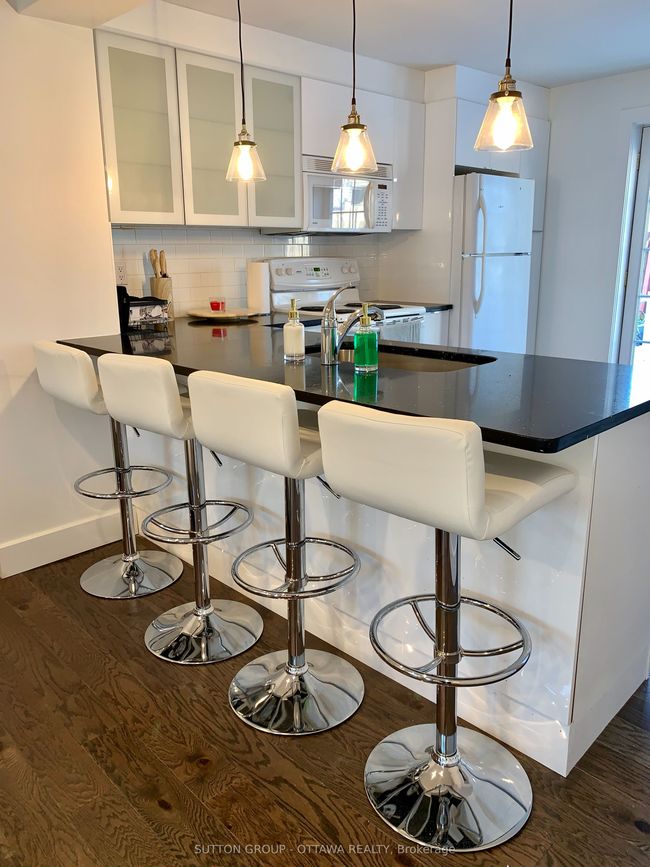 323 Montfort St, Home with 2 bedrooms, 3 bathrooms and 3 parking in Vanier ON | Image 8