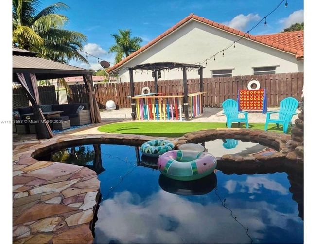 680 111 Th Way, House other with 4 bedrooms, 2 bathrooms and null parking in Coral Springs FL | Image 4