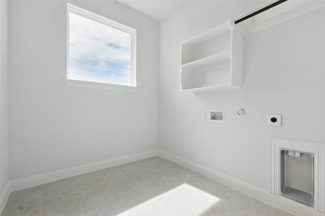 Washroom with baseboards, hookup for an electric dryer, gas dryer hookup, laundry area, and washer hookup | Image 27