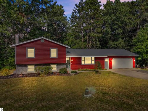 8290 W Whispering Pines Cir, Lake City, MI, 49651-8045 | Card Image