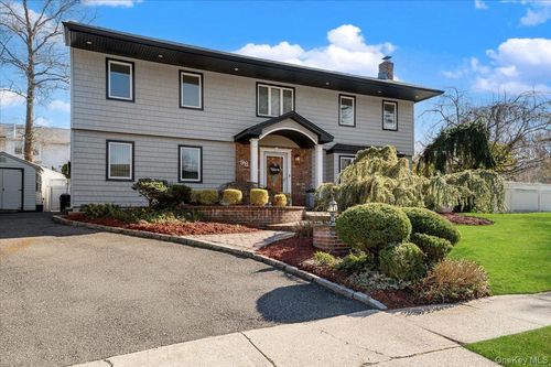 98 Barry Ln, Syosset, NY, 11791-3808 | Card Image