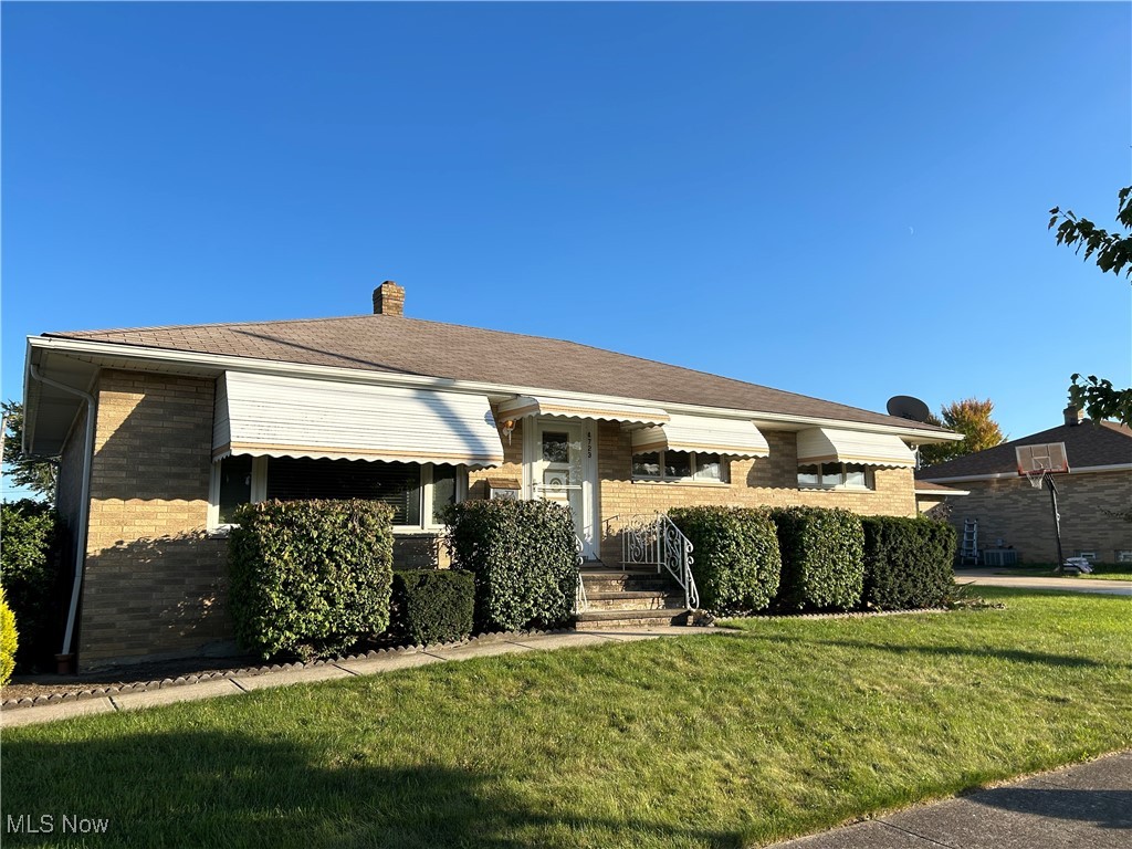 Sunny Ln, Cleveland, OH 44144