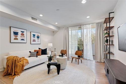 201-118 N Kings Rd, Los Angeles, CA, 90048-2672 | Card Image
