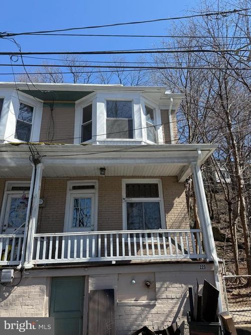 223 Schuylkill Ave, TAMAQUA, PA, 18252-1733 | Card Image